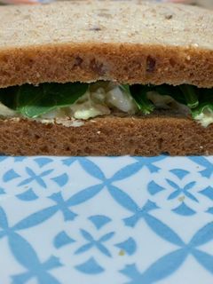 Una foto de Sándwich de ensalada de aguacate