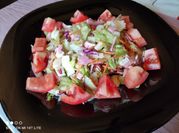Una foto de ensalada mortadela