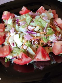 Una foto de Ensalada de lechuga mortadela y queso en 5 minutos
