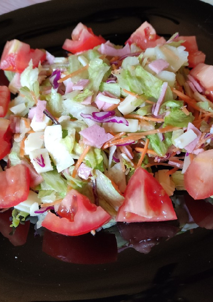 Una foto de Ensalada de lechuga mortadela y queso en 5 minutos