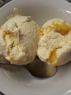 Una foto de Mousse helado de durazno y pelones