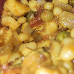 A picture of Peas Panneer curry.