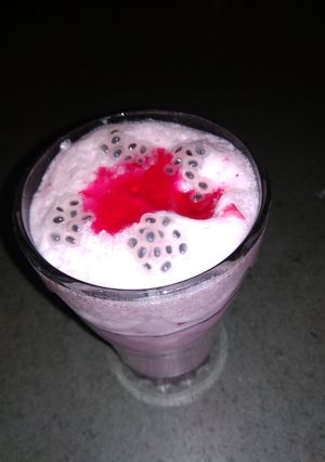 રોઝ શેઈક (Rose shake recipe in gujarati) રેસીપી મુખ્ય ફોટો