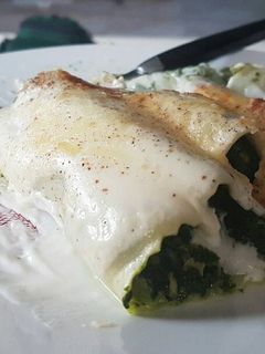 Una foto de Canelones con espinacas & atún