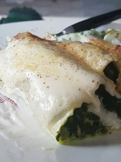 Una foto de Canelones con espinacas & atún