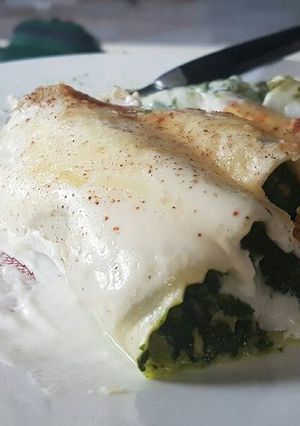 Una foto de Canelones con espinacas & atún