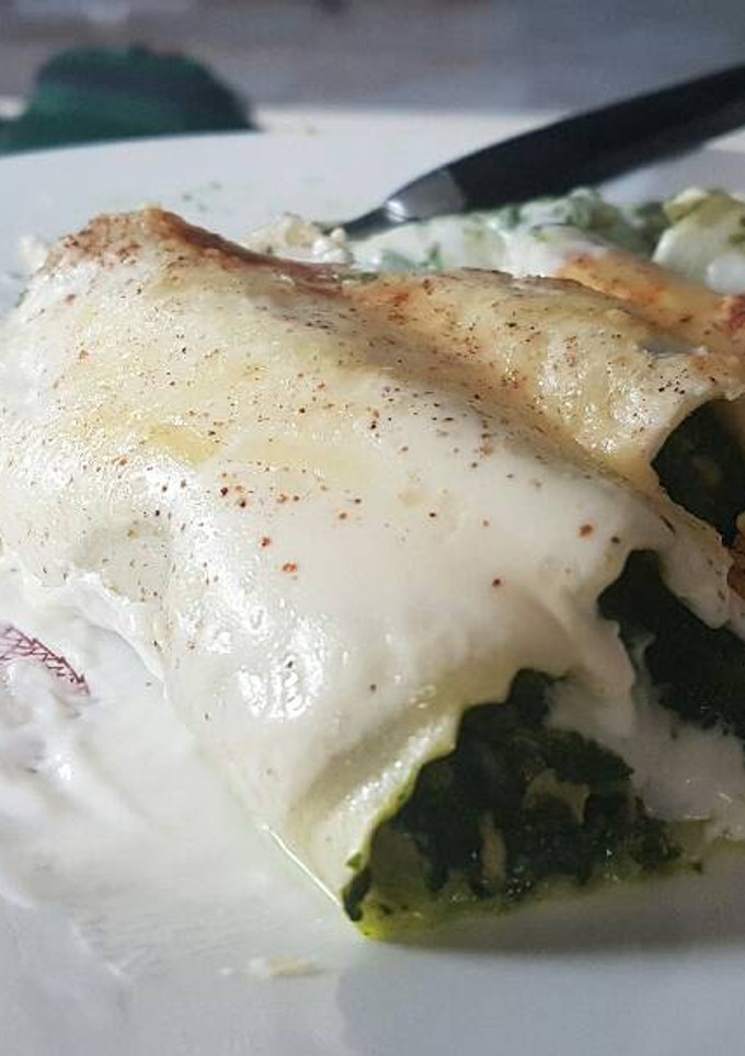 Una foto de Canelones con espinacas & atún