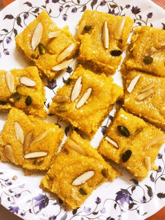 सूजी की बर्फी (Suji ki barfi recipe Hindi) रेसिपी मुख्य फोटो