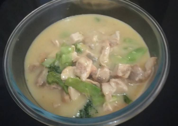 Cara Gampang Menyiapkan Creamy Garlic Chicken-Broccoli (Ayam-Brokoli Saus Bawang Putih), Menggugah Selera