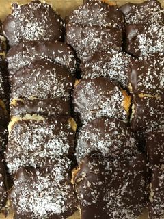 Una foto de Galletas 🍪 de chocolate 🍫 y coco 🥥