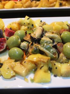 Una foto de Ensalada de mango, higos y mejillones