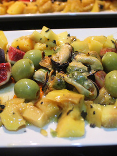 Una foto de Ensalada de mango, higos y mejillones
