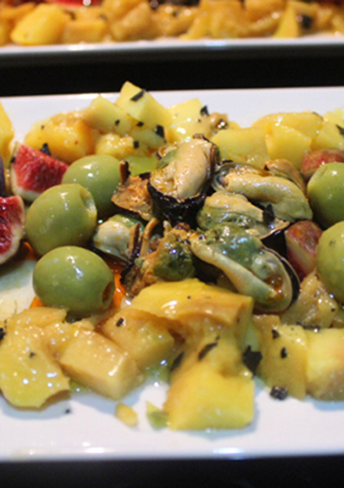Una foto de Ensalada de mango, higos y mejillones