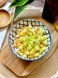 Ensalada de garbanzos y pepino aliñada con un toque de curry