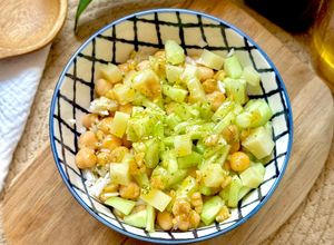 Foto principal de Ensalada de garbanzos y pepino aliñada con un toque de curry