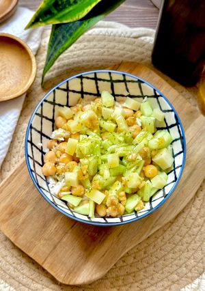 Foto principal de Ensalada de garbanzos y pepino aliñada con un toque de curry