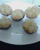 Cestita de hojaldre, chocolate y uvas