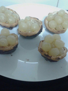 Una foto de Cestita de hojaldre, chocolate y uvas