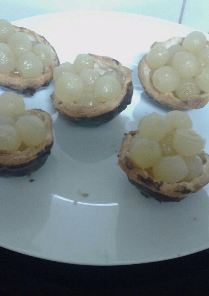 Una foto de Cestita de hojaldre, chocolate y uvas