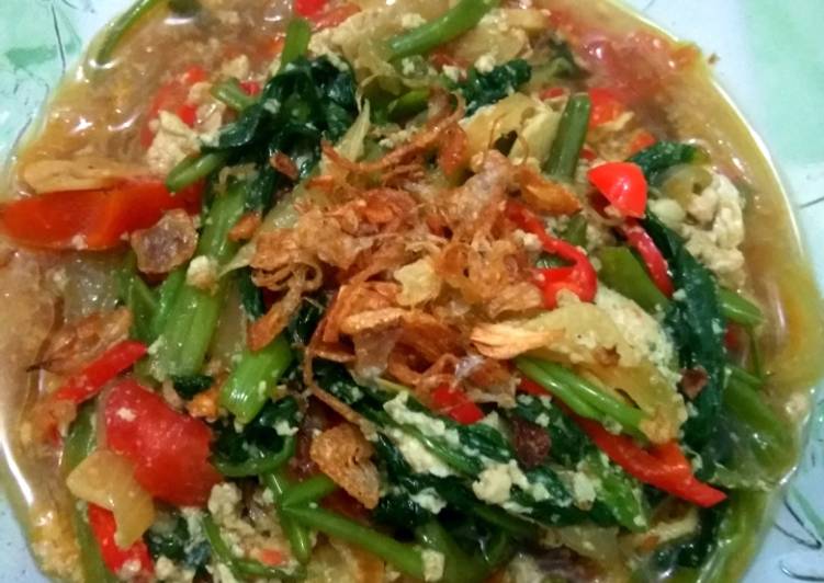 Langkah membuat Tumis Kangkung Spesial Kuah Telur mantap