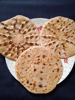 રાજસ્થાની ખોબા રોટી (Rajasthani Khoba Roti Recipe In Gujarati) રેસીપી મુખ્ય ફોટો