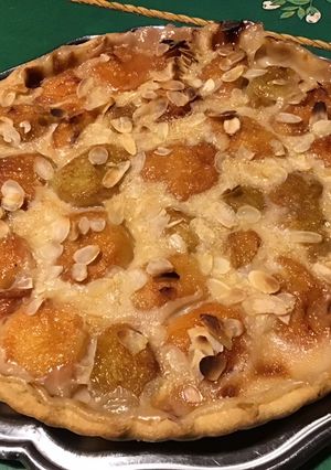 Une photo de Tarte aux pêches jaunes et amandes (pâte brisée épeautre, semoule fine et lait)