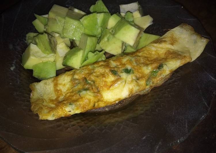 Seledri omelet dengan alpukat