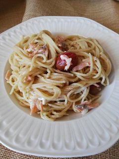 Una foto de Espaguetis con salmón y anchoas