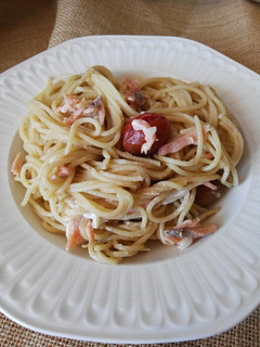 Una foto de Espaguetis con salmón y anchoas