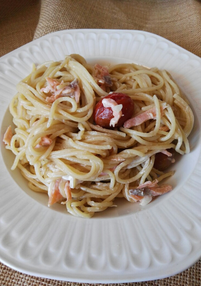 Una foto de Espaguetis con salmón y anchoas