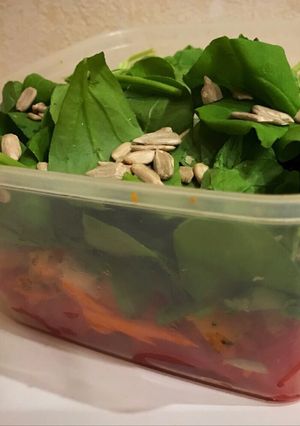 Una foto de Ensalada de tomate, zanahoria, pollo, calabaza asada, rúcula y semillas de girasol para vianda!