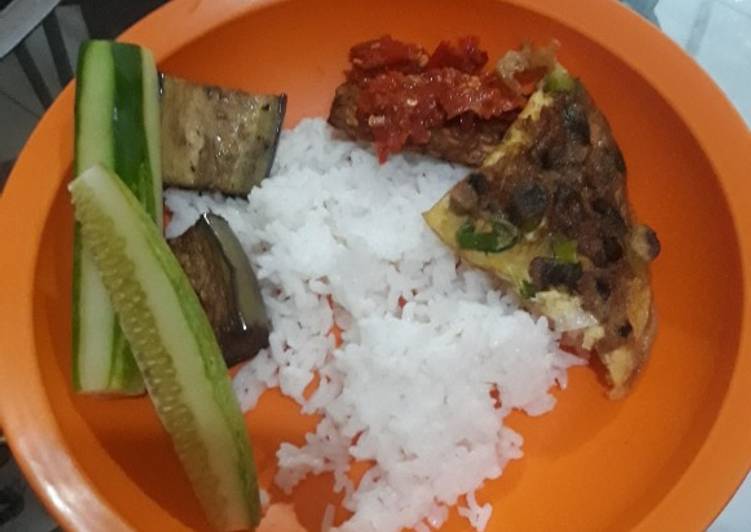 Bagaimana Membuat Nasi telur Penyet, Lezat