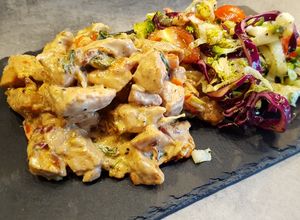 Szezámolajban, szójában pácolt rizstejszínes-boros csirke egybesült zöldséggel, friss salival recept fotója