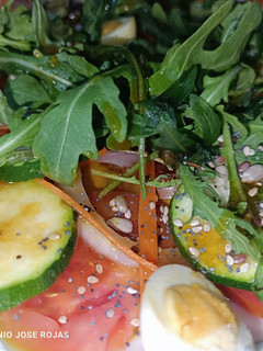 Una foto de Ensalada de tomate 😋😋😋 y champiñones portobello