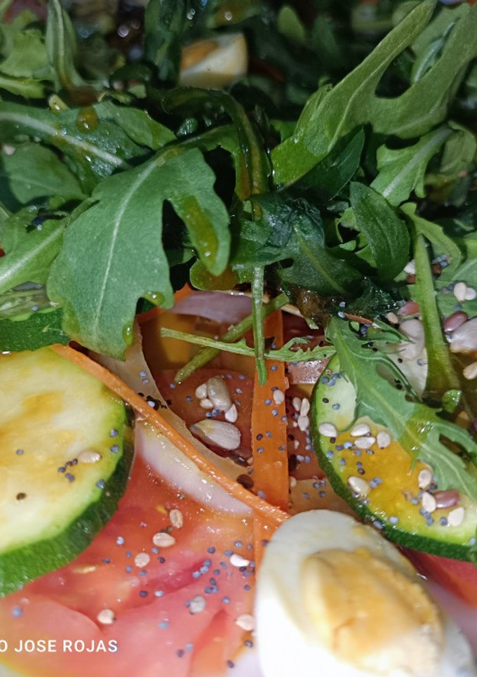Una foto de Ensalada de tomate 😋😋😋 y champiñones portobello