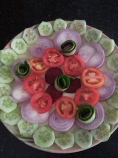 વેજિટેબલ સલાડ (Vegetable Salad Recipe In Gujarati) રેસીપી મુખ્ય ફોટો