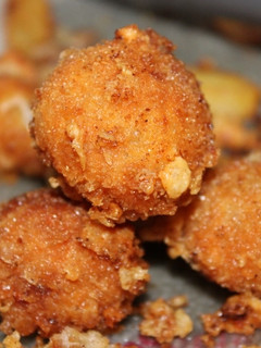 Lilahagymás rántott sajtgolyó recept fotója