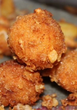 Lilahagymás rántott sajtgolyó recept fotója