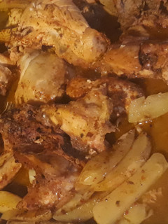 Una foto de Pollo con papas al horno
