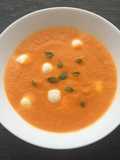 Sopa de tòmaquets frescos, alfabrega i perles de mozzarella 🍅🌱🧀