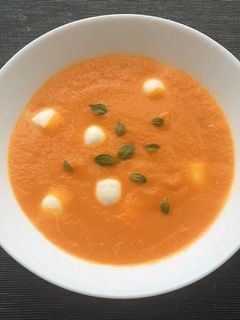 Una foto de Sopa de tòmaquets frescos, alfabrega i perles de mozzarella 🍅🌱🧀