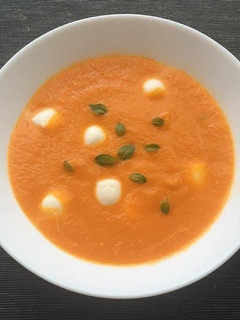 Una foto de Sopa de tòmaquets frescos, alfabrega i perles de mozzarella 🍅🌱🧀