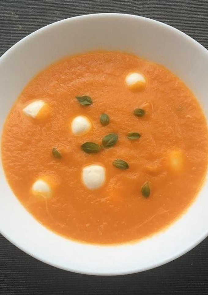 Una foto de Sopa de tòmaquets frescos, alfabrega i perles de mozzarella 🍅🌱🧀