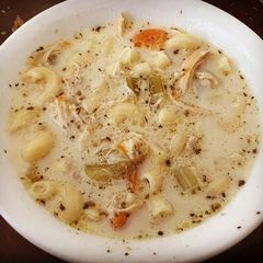 A picture of Instant Pot Chicken Macaroni Sopas.