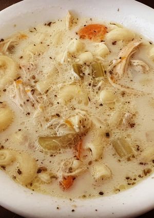 A picture of Instant Pot Chicken Macaroni Sopas.