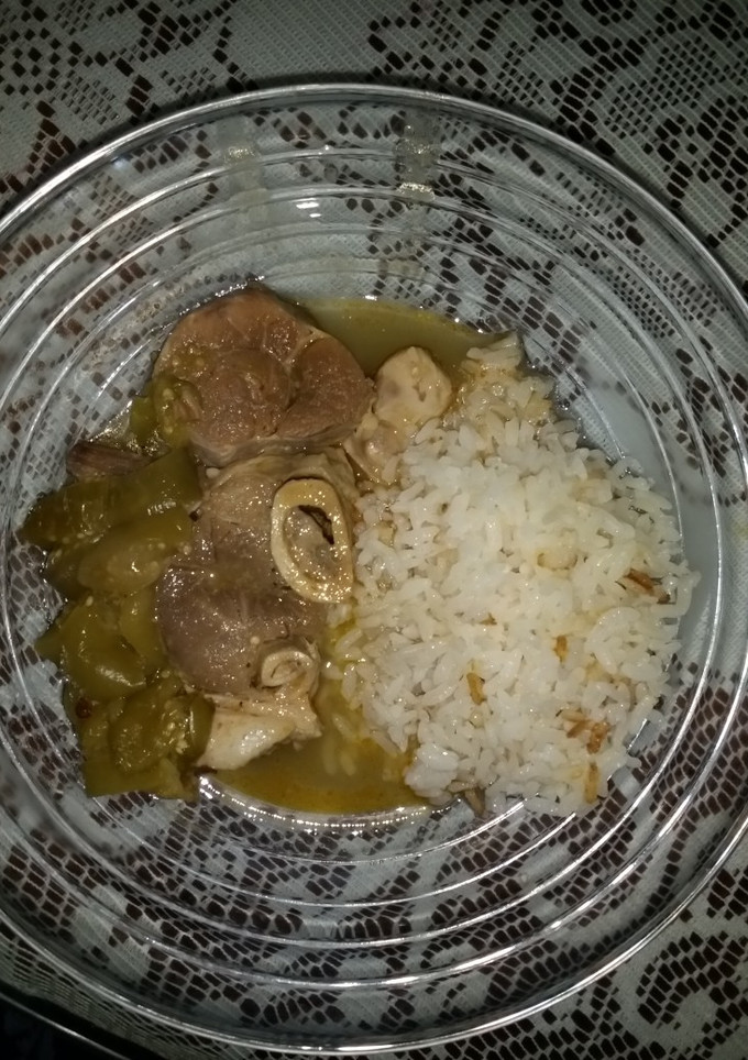 Una foto de Codillo o chambarete de cerdo entomatado (tomate verde)