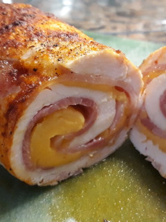 Una foto de Pollo relleno de panceta y queso cheddar