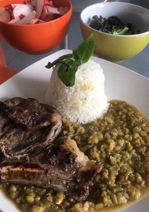 Una foto de Arverjitas verdes con churrasco y arroz