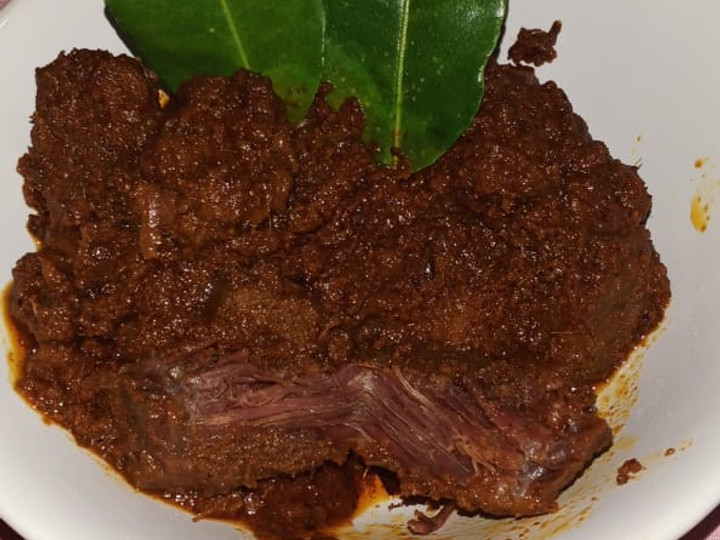 Cara Gampang Menyiapkan Rendang Hitam Daging Sapi Anti Gagal