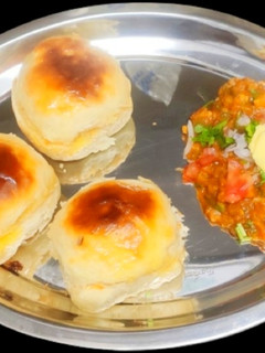 மும்பை பாவ் பாஜி (Mumbai bav bhaji recipe in tamil) செய்முறை முக்கிய புகைப்படம்
